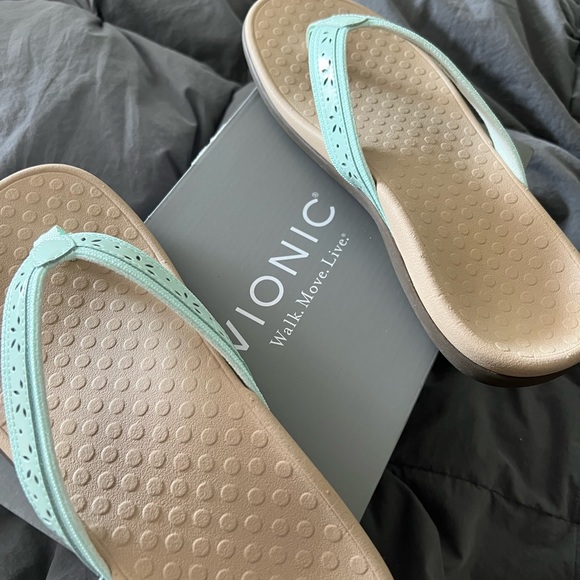 Size 10 VIONIC flip flops Seafoam - Picture 5 of 6